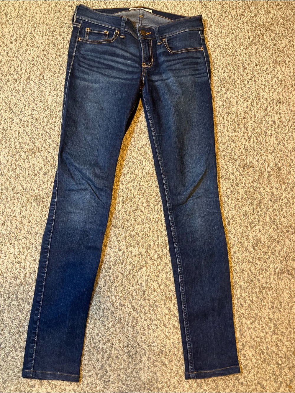 Hollister Woman’s Skinny Jeans in Dark Blue Wash size 3R W26 L31